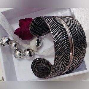 Vida Silver Textured Cuff Bracelet- Feather